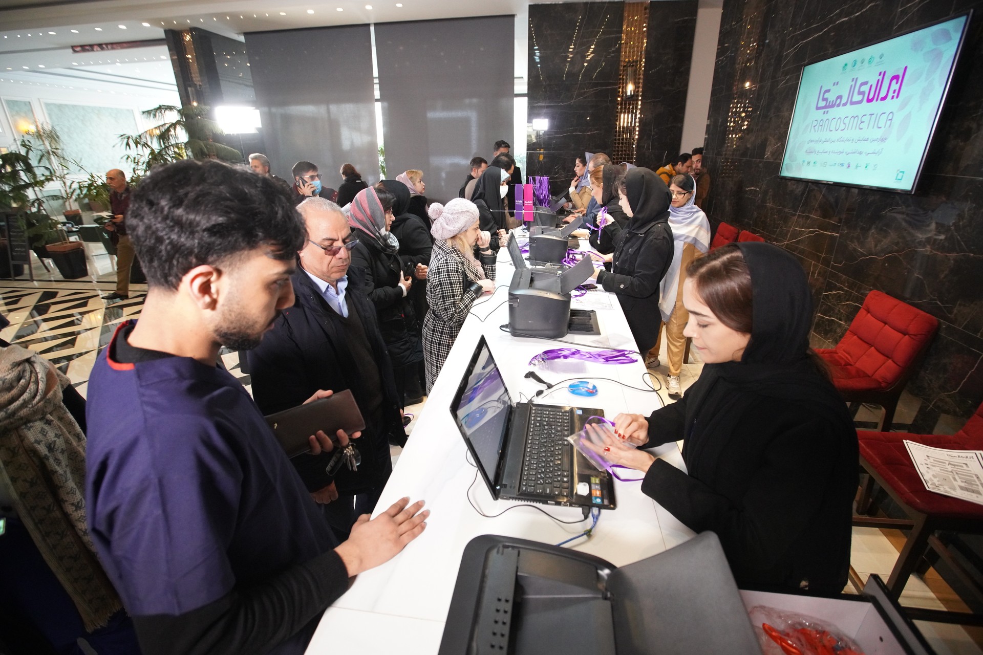 برپایی سمینار بازآموزی در ایران کازمتیکا
