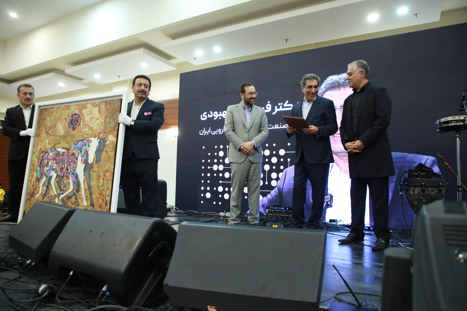 تقدیر از پدر صنعت بیوتکنولوژی دارویی ایران در مراسم اولین جایزه ایران بایو