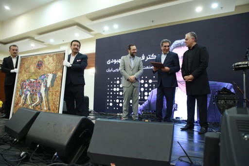 تقدیر از پدر صنعت بیوتکنولوژی دارویی ایران در مراسم اولین جایزه ایران بایو
